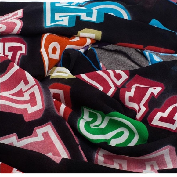 Louis Vuitton Silk Scarf/Wrap - Picture 4 of 16